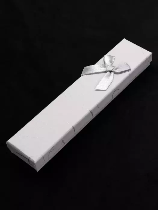 Подарочная коробочка серебристо-серая с бантиком для украшений и часов